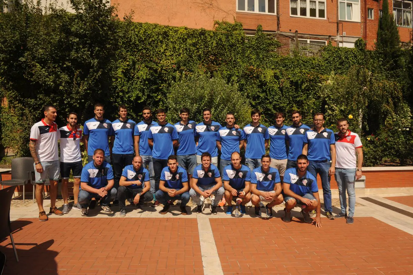 Plantilla y equipo técnico de Recoletas Atético Valladolid de balonmano no se perdieron el vermú de Norte.