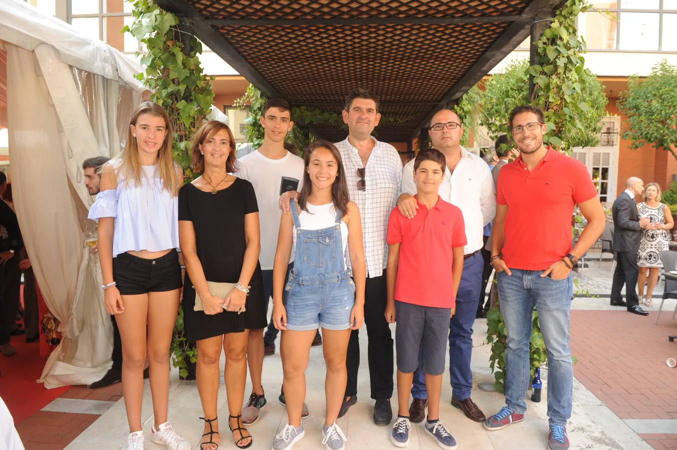 Pilar Mariscal, Jota de la Fuente, Alberto García y Luis Vegas, con los niños Adrián, Irene, Claudia y Héctor.