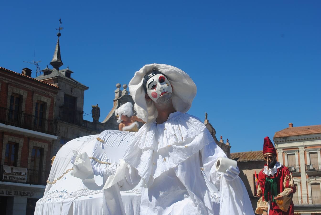 El público familiar disfrutó con la gran diva de falda gigante que recorrió las principales calles del casco histórico