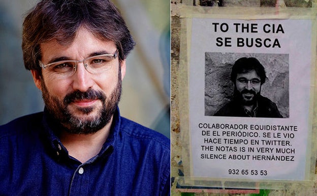 Jordi Évole, junto al cartel emitido por Súmate. 