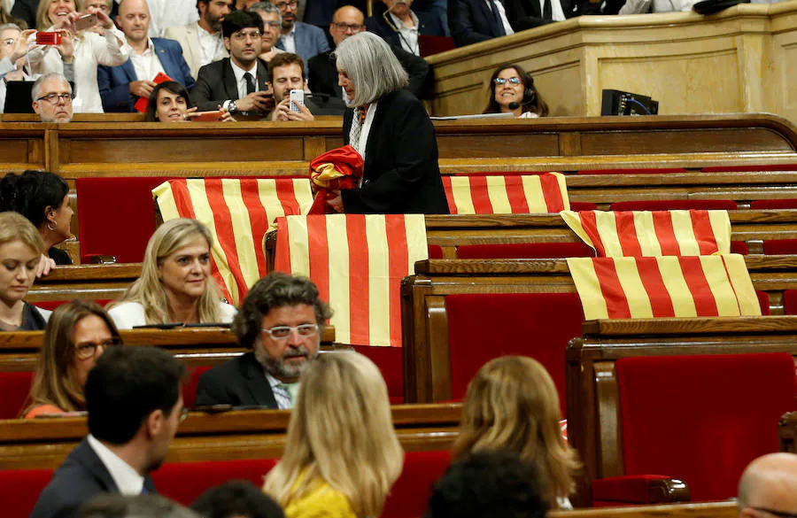 El Parlamento de Cataluña aprobó este miércoles una ley para convocar para el 1 de octubre un referéndum de secesión de España, que el Gobierno central considera inconstitucional y que buscará impedir con todo su arsenal jurídico.