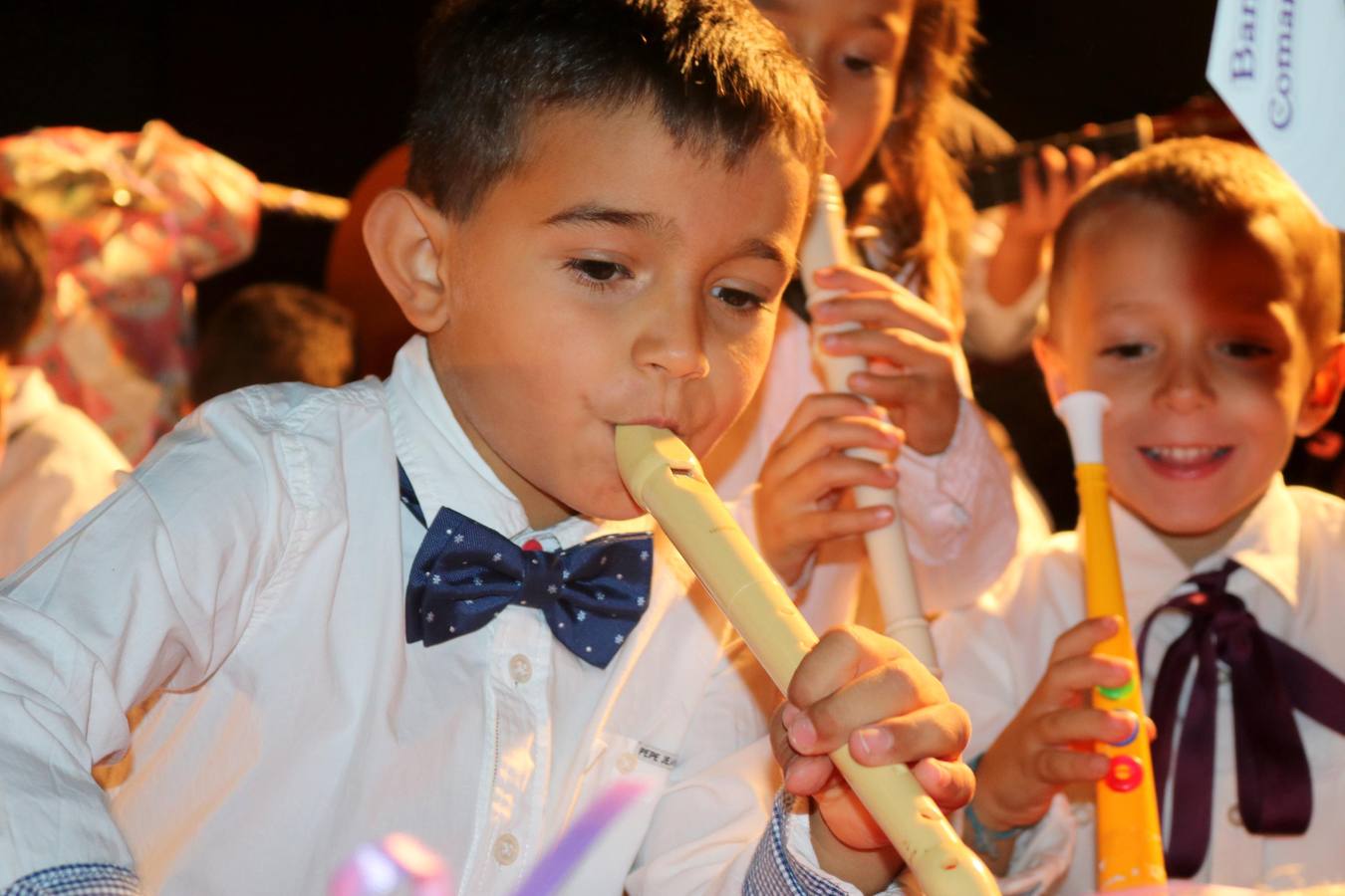 Los actos oficiales comenzaron la noche del miércoles con un vistoso desfile de carrozas por las principales calles de la localidad