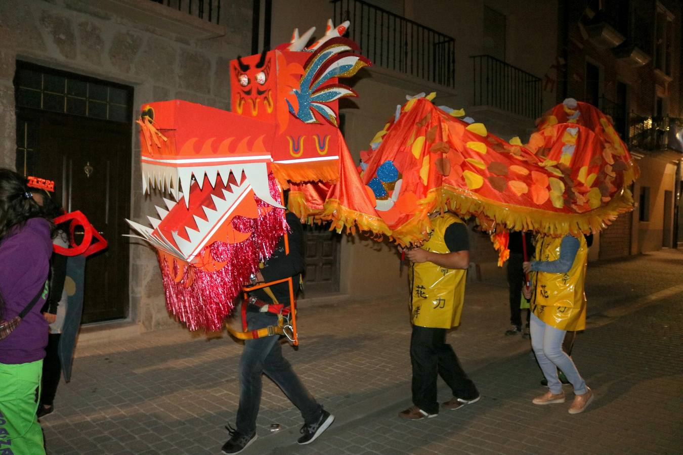 Los actos oficiales comenzaron la noche del miércoles con un vistoso desfile de carrozas por las principales calles de la localidad