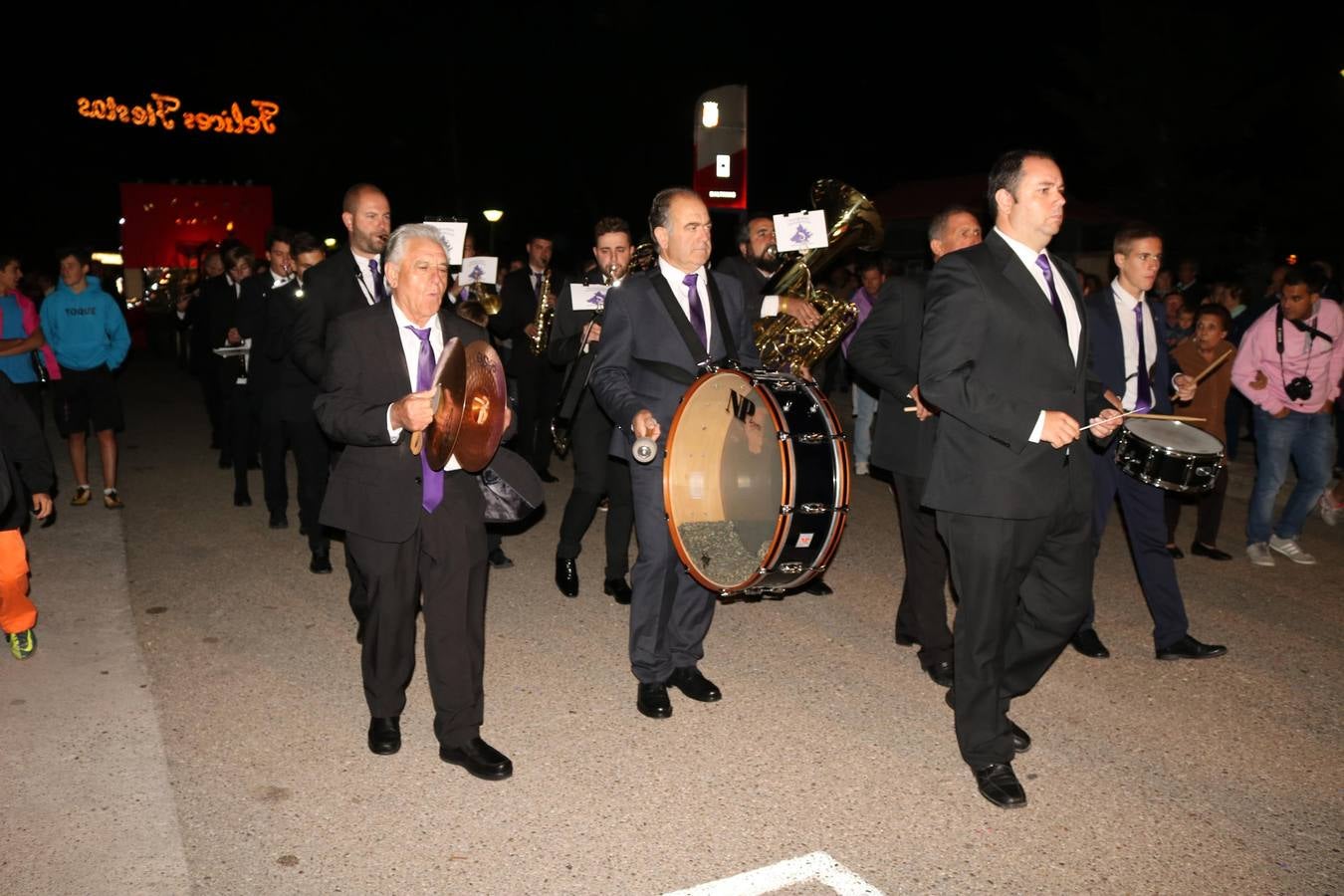 Los actos oficiales comenzaron la noche del miércoles con un vistoso desfile de carrozas por las principales calles de la localidad