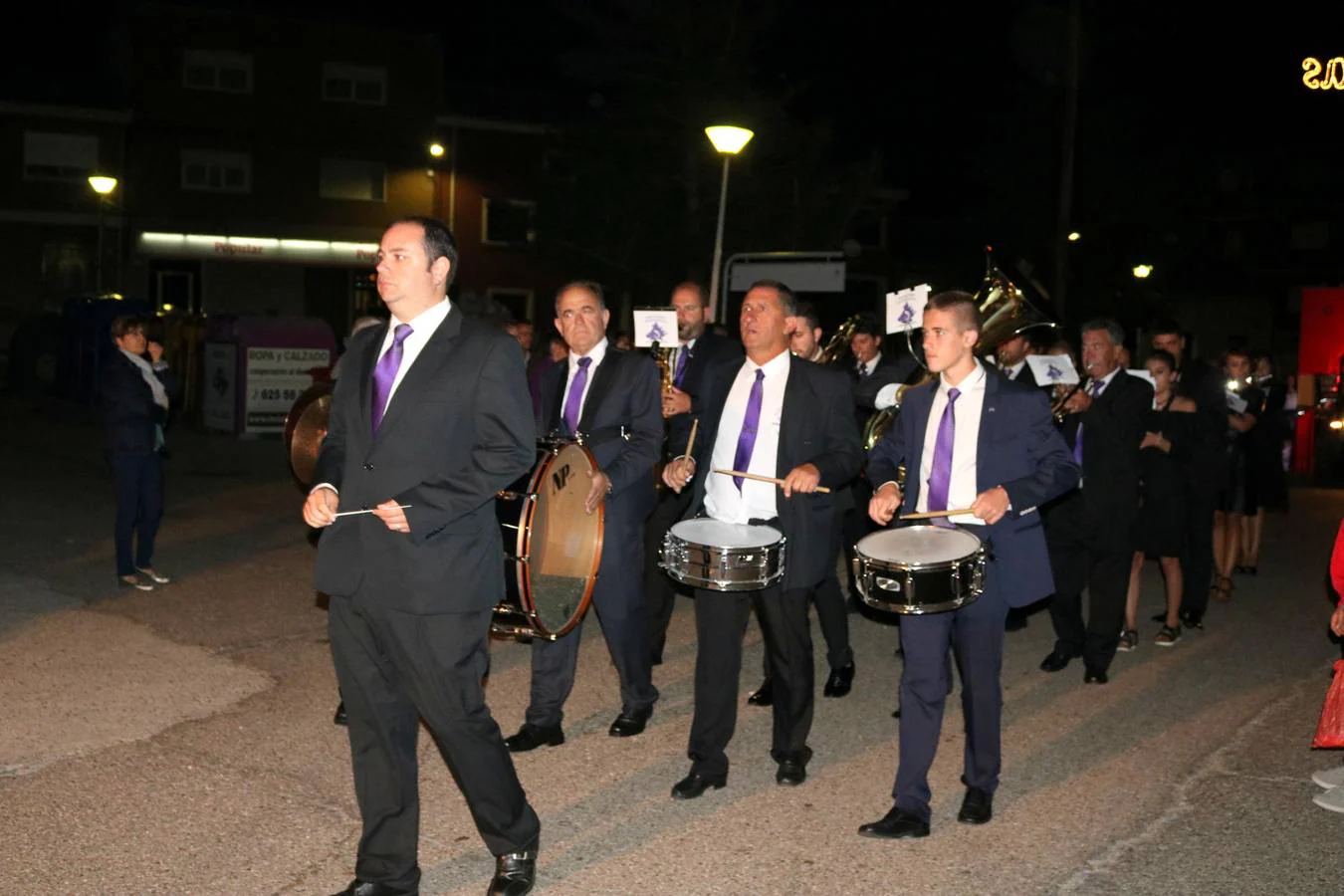 Los actos oficiales comenzaron la noche del miércoles con un vistoso desfile de carrozas por las principales calles de la localidad