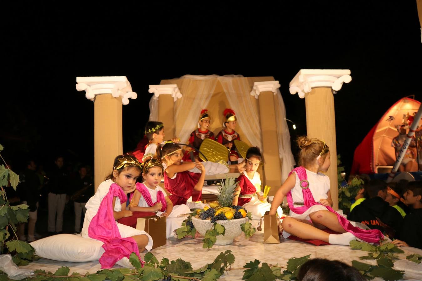 Los actos oficiales comenzaron la noche del miércoles con un vistoso desfile de carrozas por las principales calles de la localidad