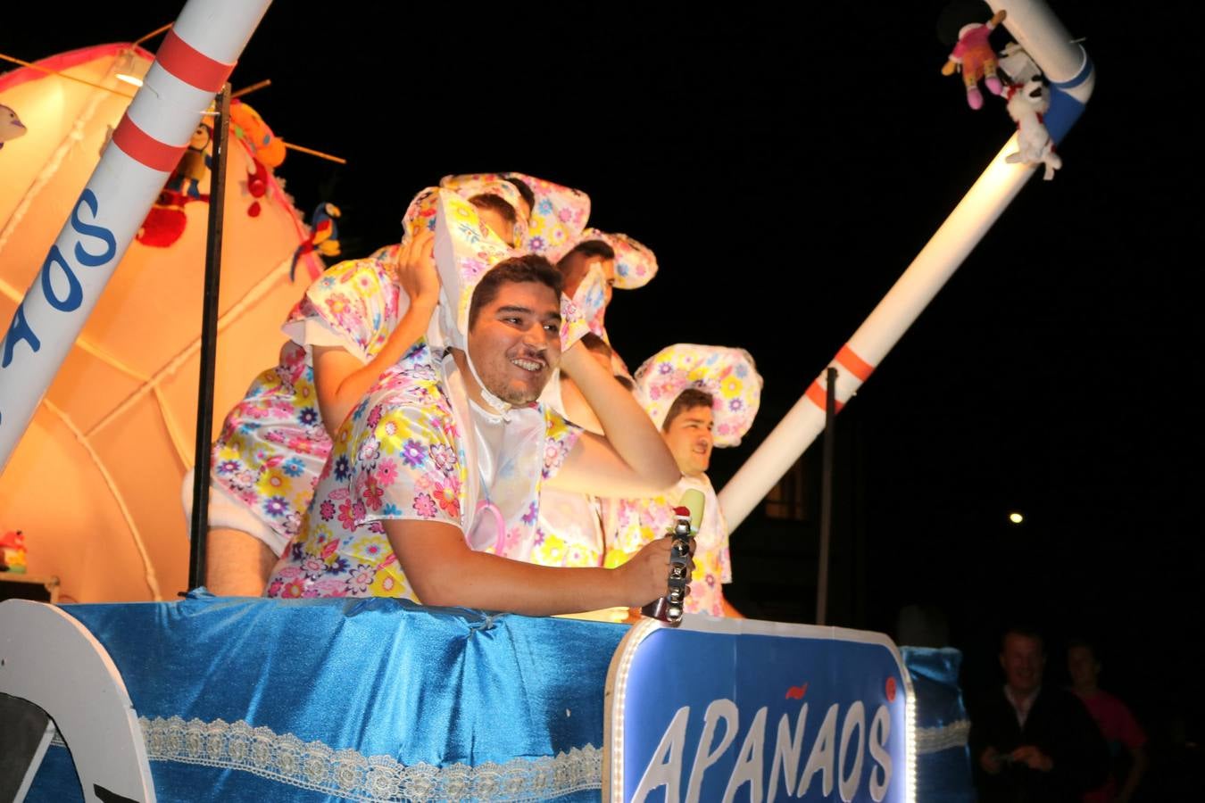 Los actos oficiales comenzaron la noche del miércoles con un vistoso desfile de carrozas por las principales calles de la localidad