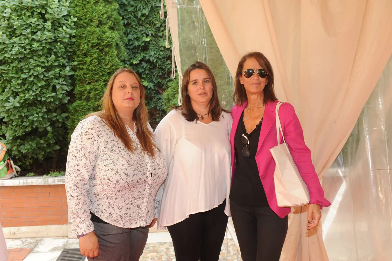 De Inmobiliaria Remis acudieron al aperitivo Emma Fernández, Silvia Gómez y Elena Remis.