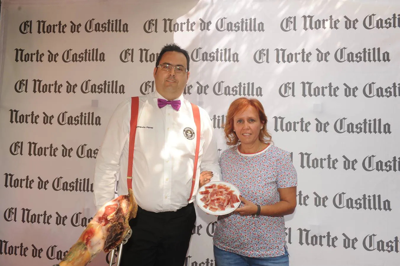 El cortador Gregorio Pérez con María José Miguel, de Distribuciones Miguel y Morejón S. L.