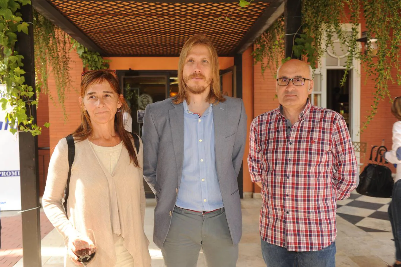 Susana Ainziburu, Pablo Fernández, portavoz de Podemos en las Cortes, y Javier Rodríguez.