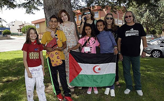 Los niños saharauis que han pasado el verano en la comarca, con sus familias de acogida. 
