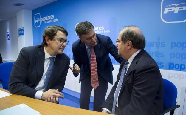 Alfonso Fernández Mañueco y Francisco Vázquez, presidente y secretario del PP de Castilla y León, con Juan Vicente Herrera, en un acto en la sede del PP de Castilla y León.