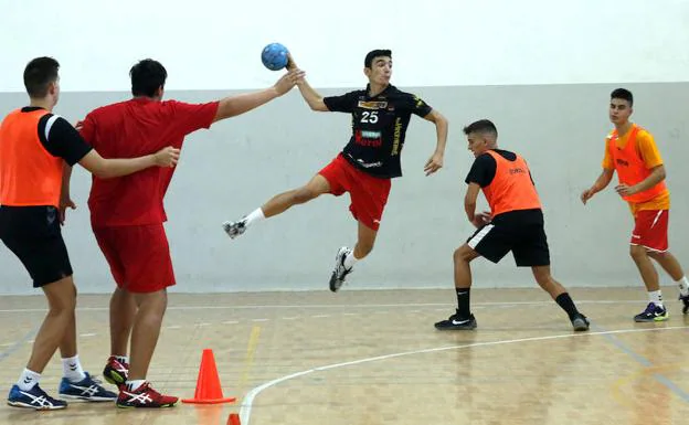 Un jugador de la selección juvenil masculina se dispone a lanzar a portería, en un entrenamiento en el Campo de la Juventud.