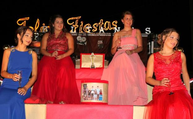 Las damas de las fiestas de Baltanás, en una carroza. 
