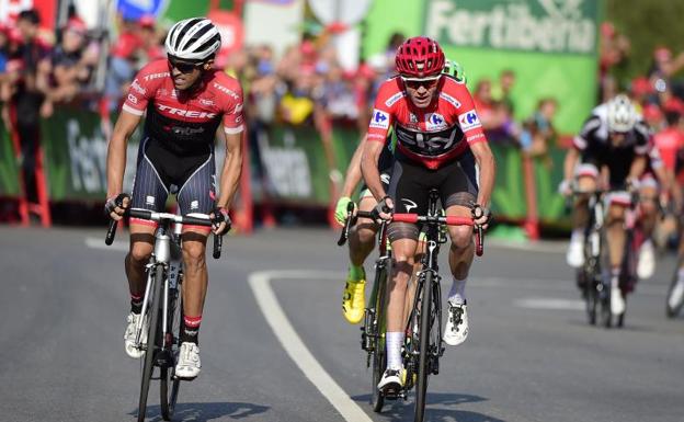 Alberto Contador y Chris Froome llegan a la meta. 