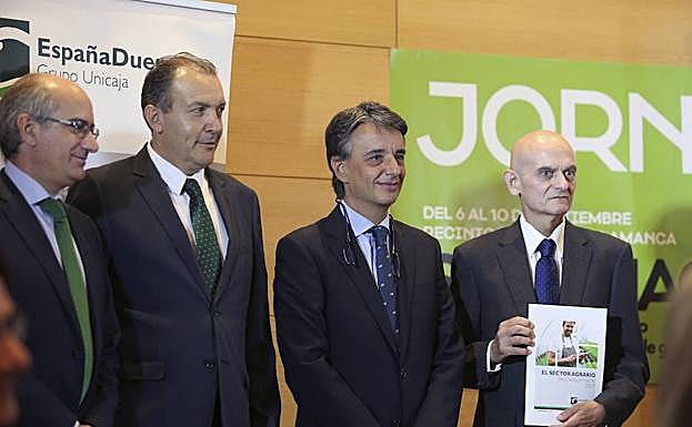 Francisco García Navas (d), Alberto Gurrionero Rodríguez (c) y Jorge Moro, durante la presentación del informe anual de la entidad financiera España-Duero El sector agrario en Castilla y León, en el marco de la Feria Salamaq 2017.