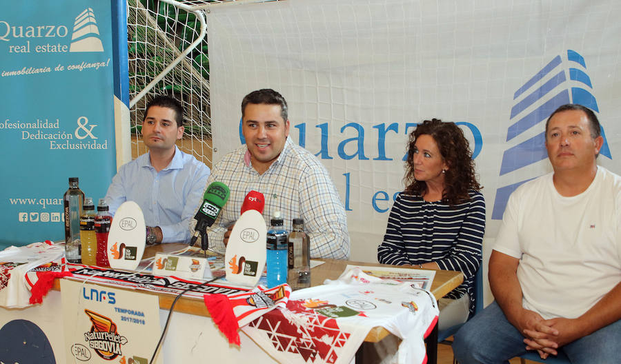 De izquierda a derecha, el presidente del club, Álvaro Fernández; el representante de Cuarzo, Manuel Ruiz; la directiva del club, Esmeralda García; y el vicepresidente, Casimiro Carral.