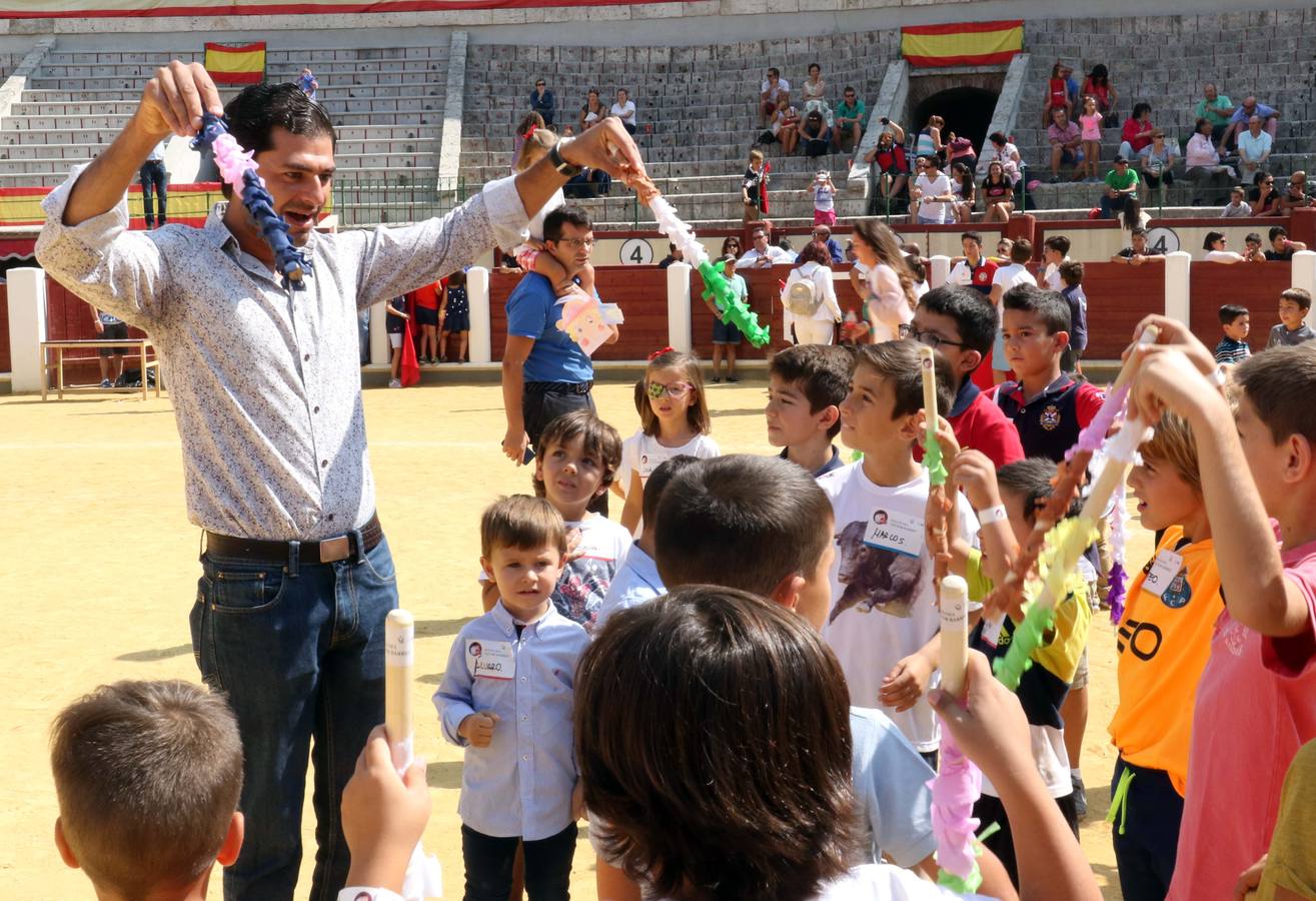 El programa Víctor Barrio ha organizado en la plaza de toros de Valladolid una jornada para familiarizar a los más pequeños con la tauromaquia