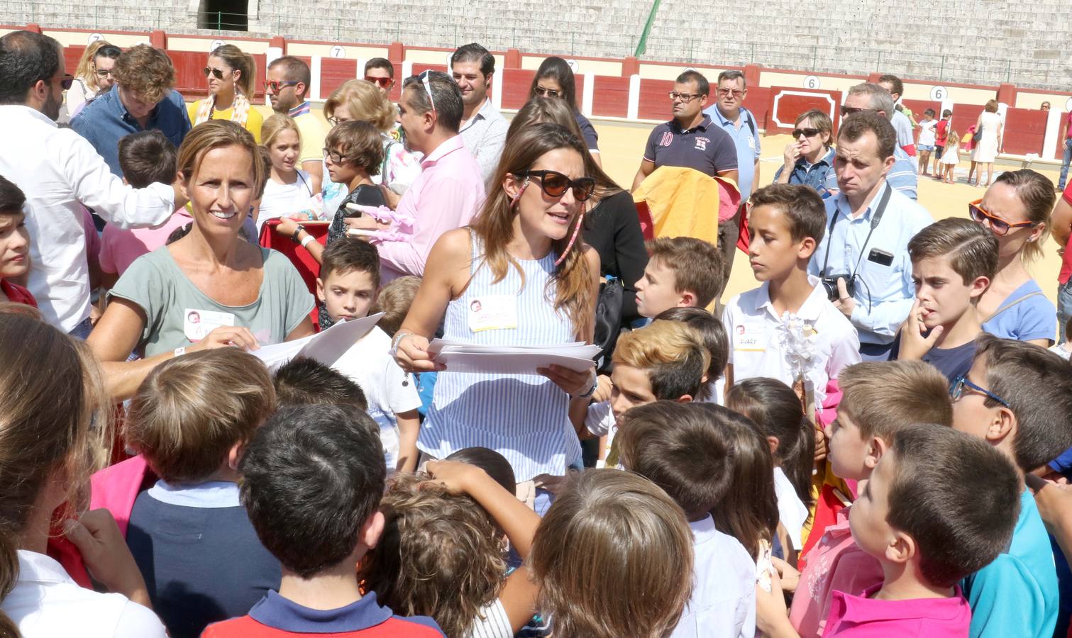 El programa Víctor Barrio ha organizado en la plaza de toros de Valladolid una jornada para familiarizar a los más pequeños con la tauromaquia