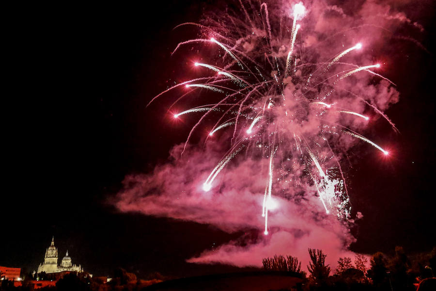 Durante 23 minutos, más de 1.000 kilos de pólvora iluminaron el cielo de la capital charra