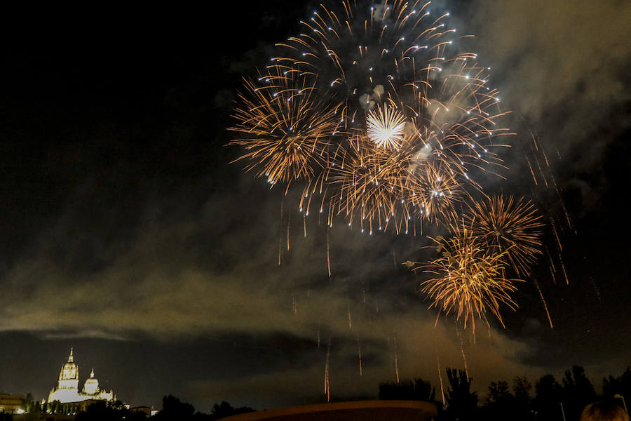 Durante 23 minutos, más de 1.000 kilos de pólvora iluminaron el cielo de la capital charra