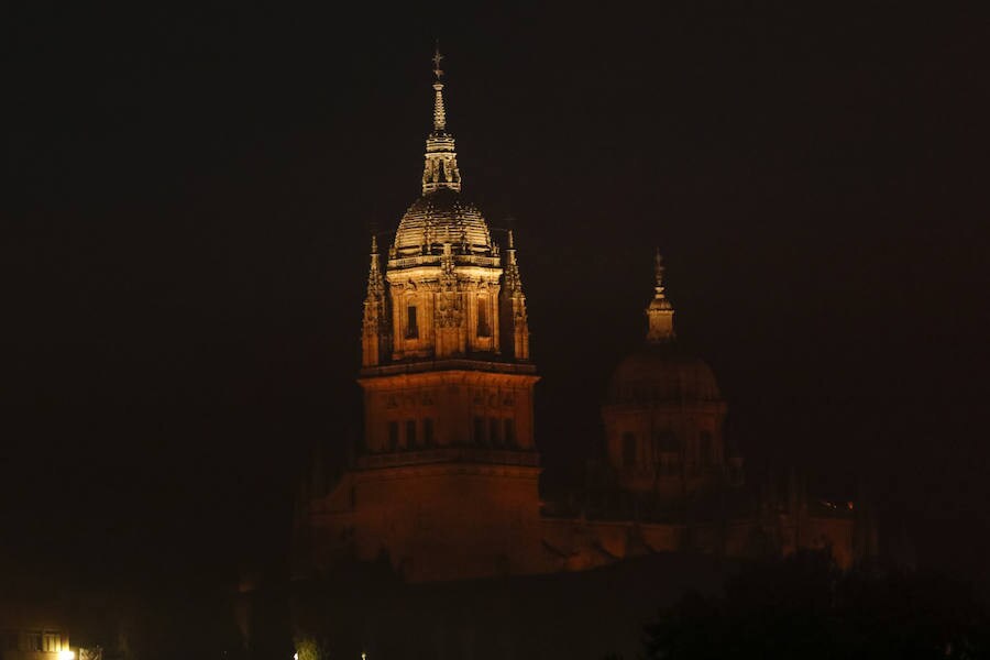 Durante 23 minutos, más de 1.000 kilos de pólvora iluminaron el cielo de la capital charra