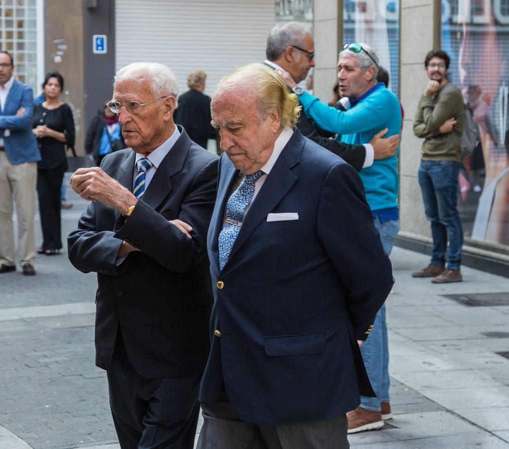 Familiares, amigos y compañeros de partido han asistido hoy al funeral celebrado en la iglesia de Santiago Apóstol de Valladolid, ciudad que le vio nacer hace 64 años y donde ejerció toda su carrera política