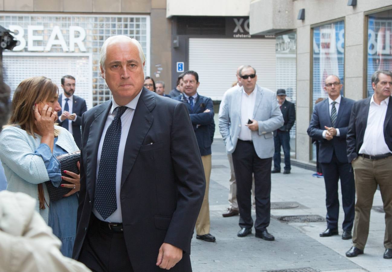 Familiares, amigos y compañeros de partido han asistido hoy al funeral celebrado en la iglesia de Santiago Apóstol de Valladolid, ciudad que le vio nacer hace 64 años y donde ejerció toda su carrera política