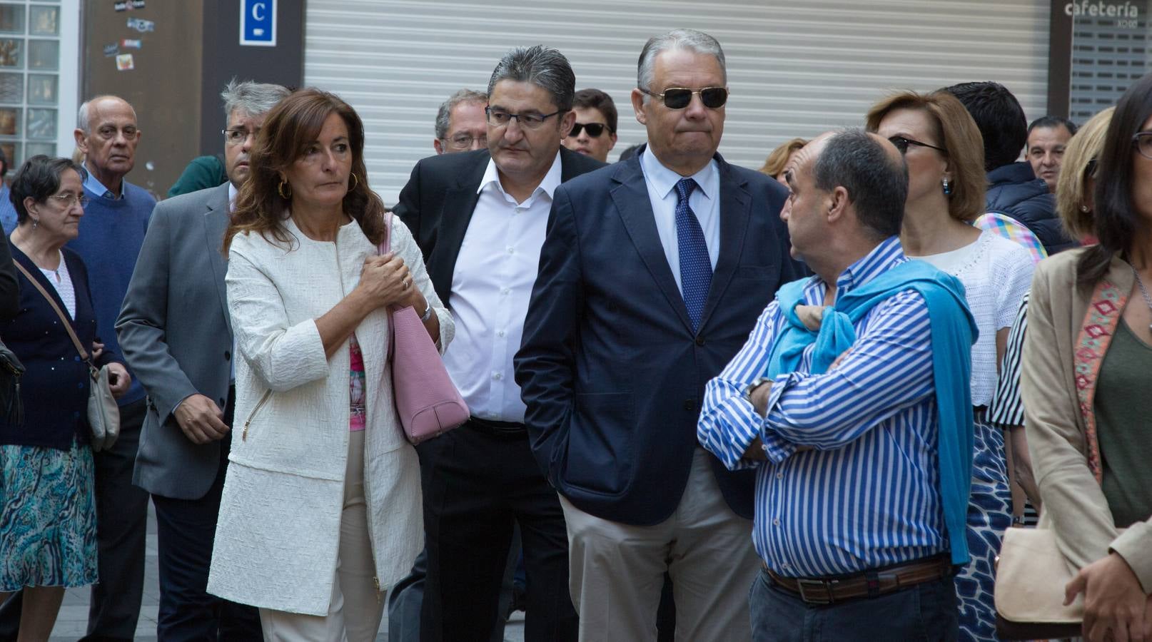 Familiares, amigos y compañeros de partido han asistido hoy al funeral celebrado en la iglesia de Santiago Apóstol de Valladolid, ciudad que le vio nacer hace 64 años y donde ejerció toda su carrera política