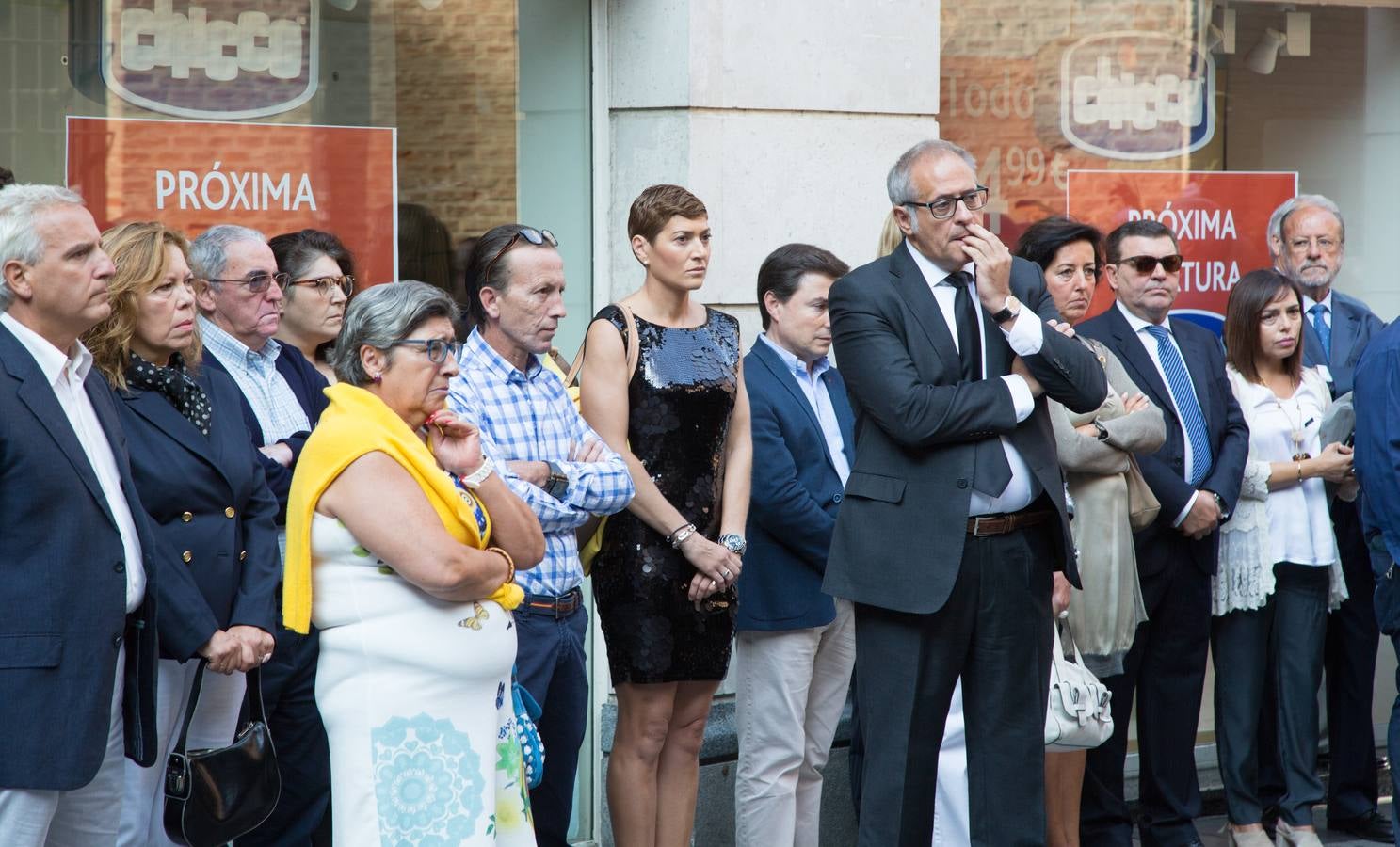 Familiares, amigos y compañeros de partido han asistido hoy al funeral celebrado en la iglesia de Santiago Apóstol de Valladolid, ciudad que le vio nacer hace 64 años y donde ejerció toda su carrera política