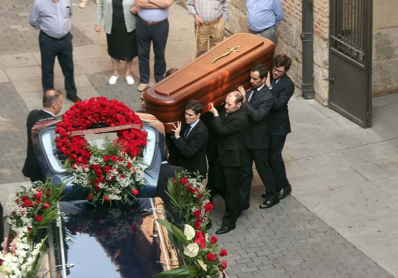 Familiares, amigos y compañeros de partido han asistido hoy al funeral celebrado en la iglesia de Santiago Apóstol de Valladolid, ciudad que le vio nacer hace 64 años y donde ejerció toda su carrera política