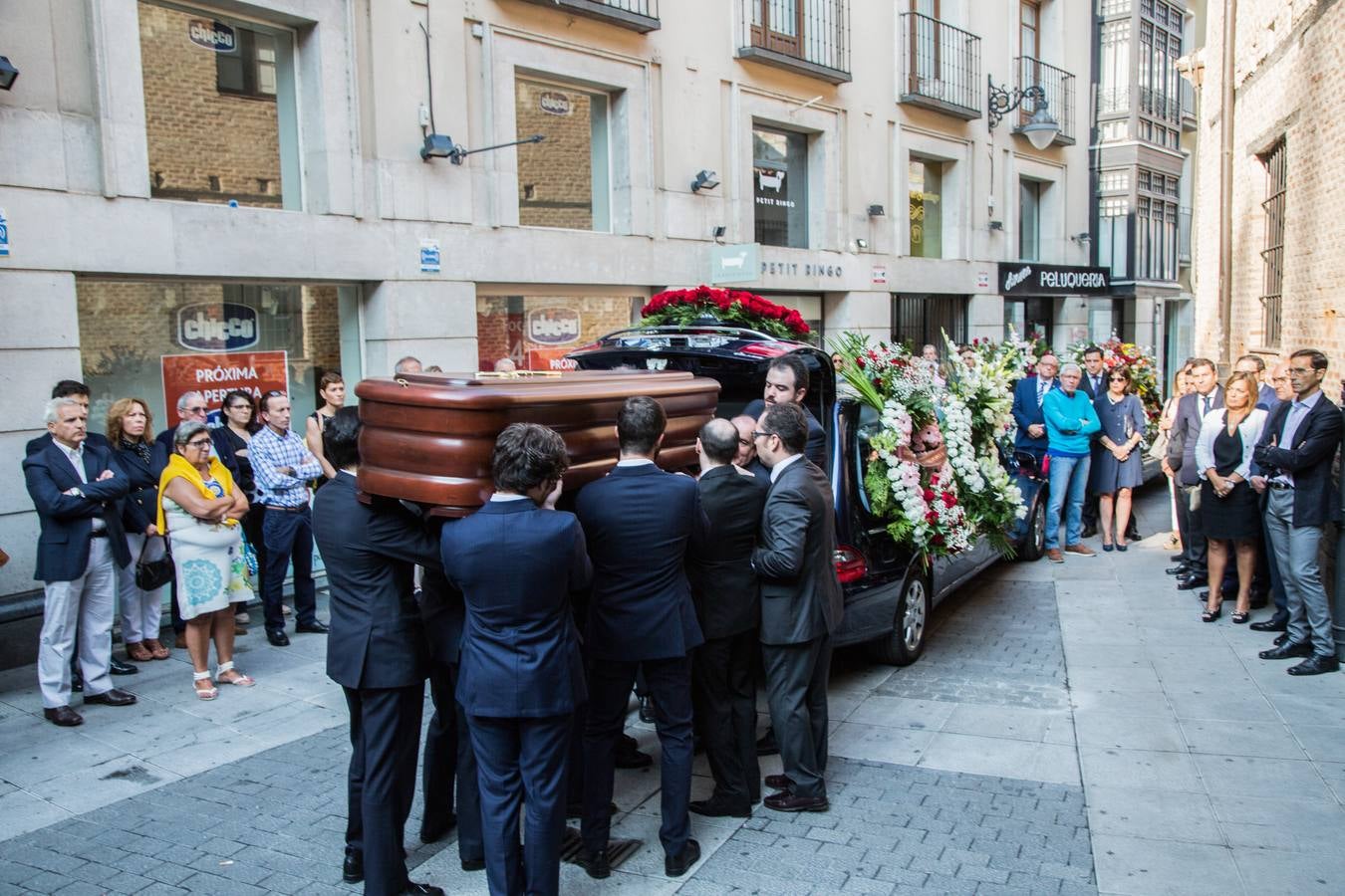 Familiares, amigos y compañeros de partido han asistido hoy al funeral celebrado en la iglesia de Santiago Apóstol de Valladolid, ciudad que le vio nacer hace 64 años y donde ejerció toda su carrera política