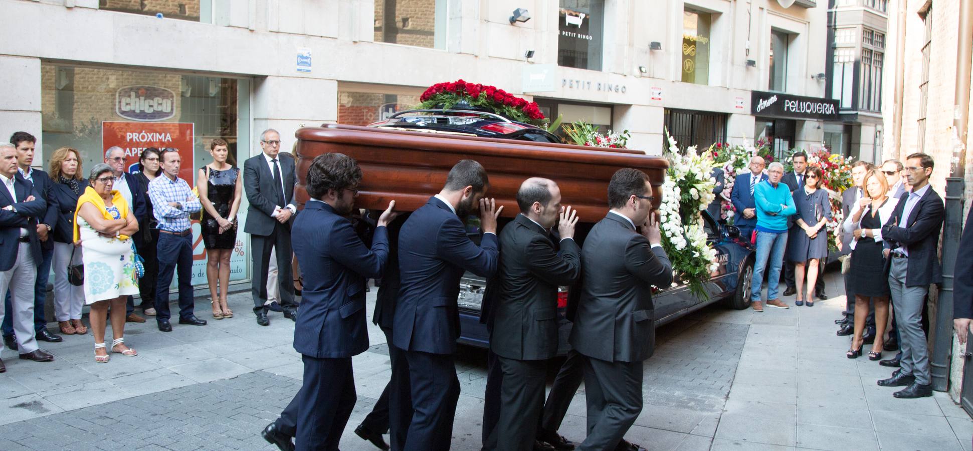 Familiares, amigos y compañeros de partido han asistido hoy al funeral celebrado en la iglesia de Santiago Apóstol de Valladolid, ciudad que le vio nacer hace 64 años y donde ejerció toda su carrera política