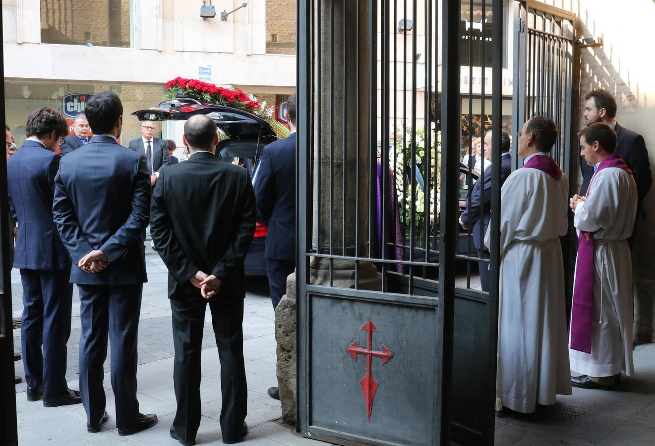 Familiares, amigos y compañeros de partido han asistido hoy al funeral celebrado en la iglesia de Santiago Apóstol de Valladolid, ciudad que le vio nacer hace 64 años y donde ejerció toda su carrera política