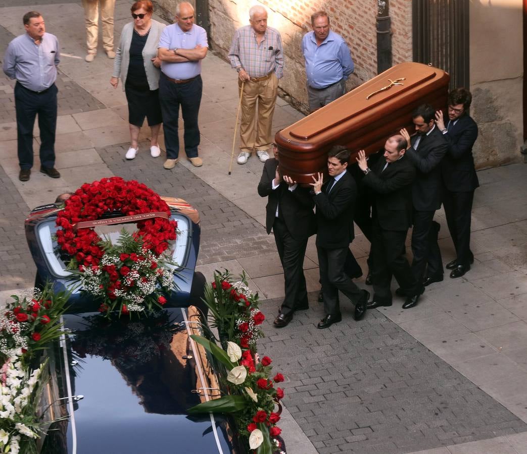 Familiares, amigos y compañeros de partido han asistido hoy al funeral celebrado en la iglesia de Santiago Apóstol de Valladolid, ciudad que le vio nacer hace 64 años y donde ejerció toda su carrera política