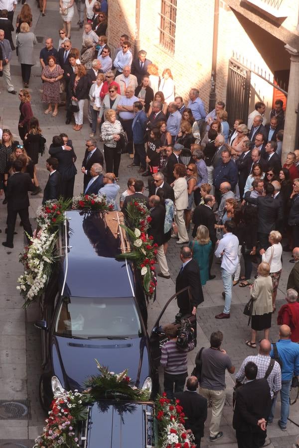 Familiares, amigos y compañeros de partido han asistido hoy al funeral celebrado en la iglesia de Santiago Apóstol de Valladolid, ciudad que le vio nacer hace 64 años y donde ejerció toda su carrera política