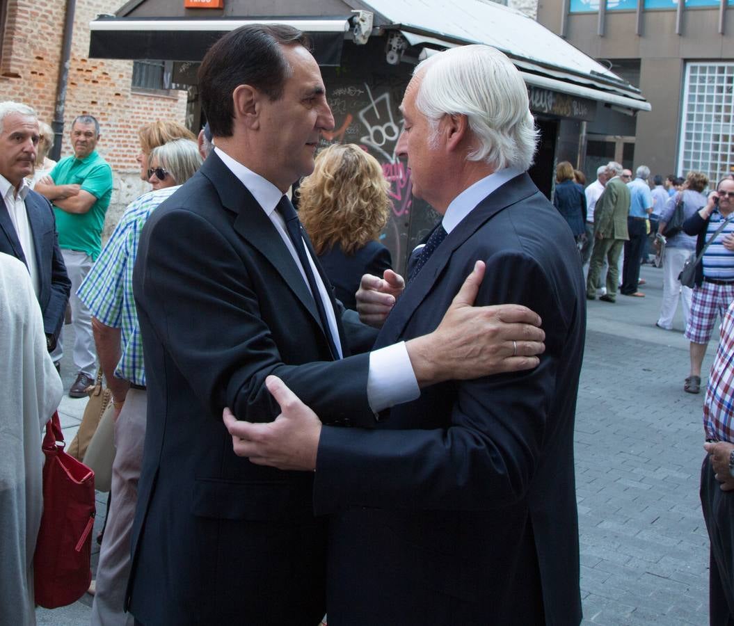 Familiares, amigos y compañeros de partido han asistido hoy al funeral celebrado en la iglesia de Santiago Apóstol de Valladolid, ciudad que le vio nacer hace 64 años y donde ejerció toda su carrera política