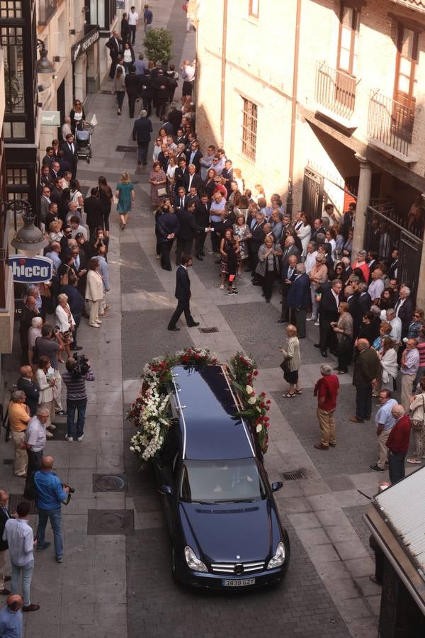 Familiares, amigos y compañeros de partido han asistido hoy al funeral celebrado en la iglesia de Santiago Apóstol de Valladolid, ciudad que le vio nacer hace 64 años y donde ejerció toda su carrera política