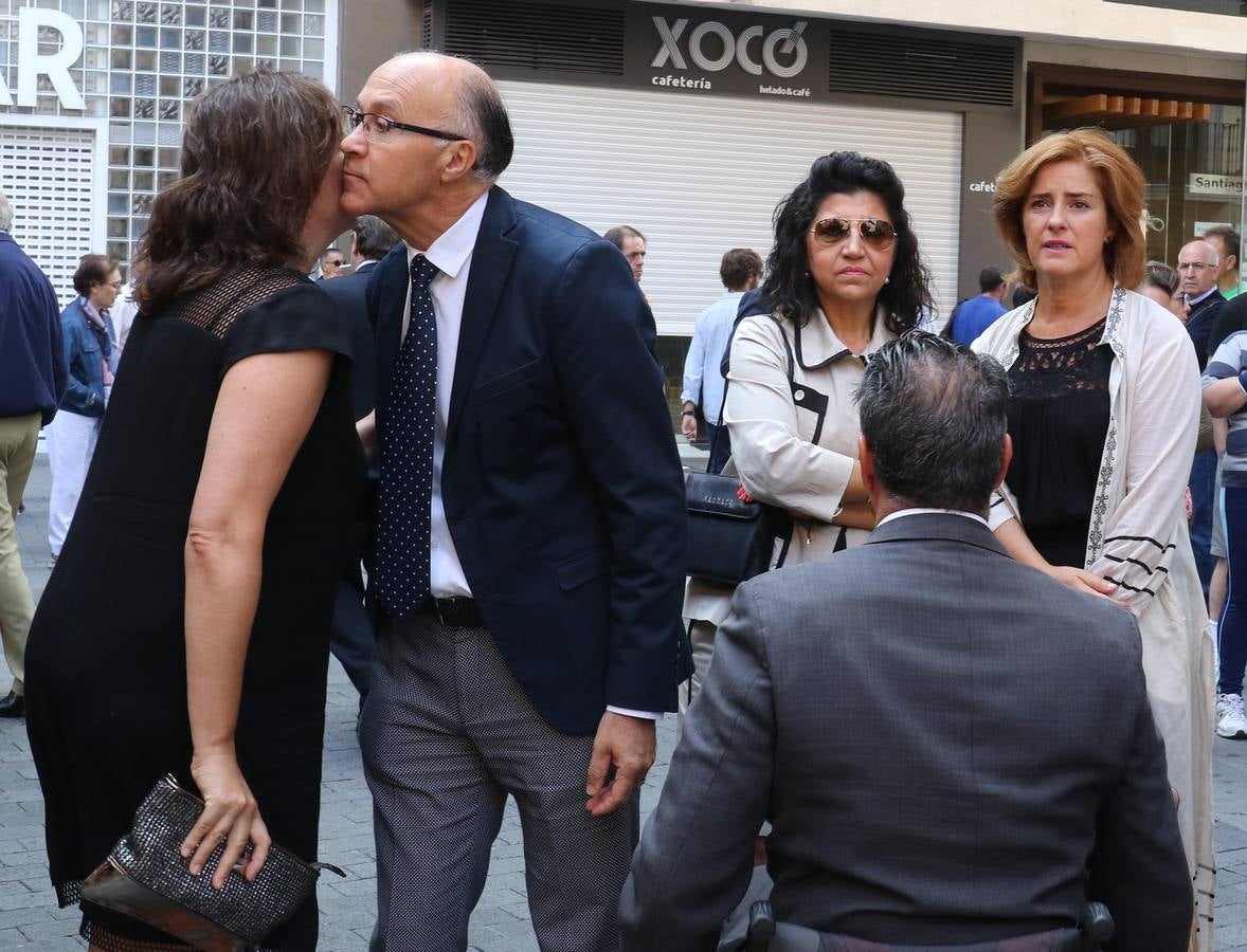 Familiares, amigos y compañeros de partido han asistido hoy al funeral celebrado en la iglesia de Santiago Apóstol de Valladolid, ciudad que le vio nacer hace 64 años y donde ejerció toda su carrera política