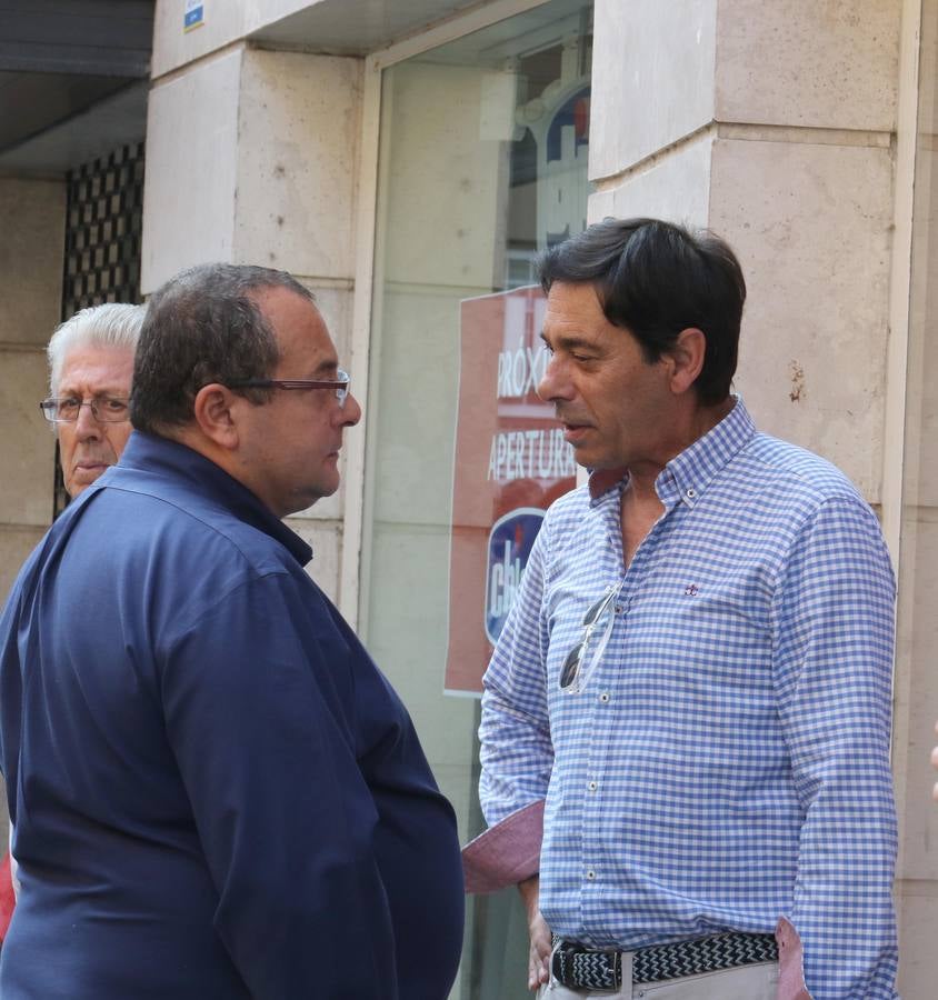 Familiares, amigos y compañeros de partido han asistido hoy al funeral celebrado en la iglesia de Santiago Apóstol de Valladolid, ciudad que le vio nacer hace 64 años y donde ejerció toda su carrera política