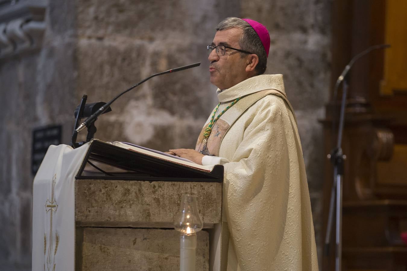 El obispo auxiliar, Luis Argüello, ofició la eucaristía en honor de la patrona