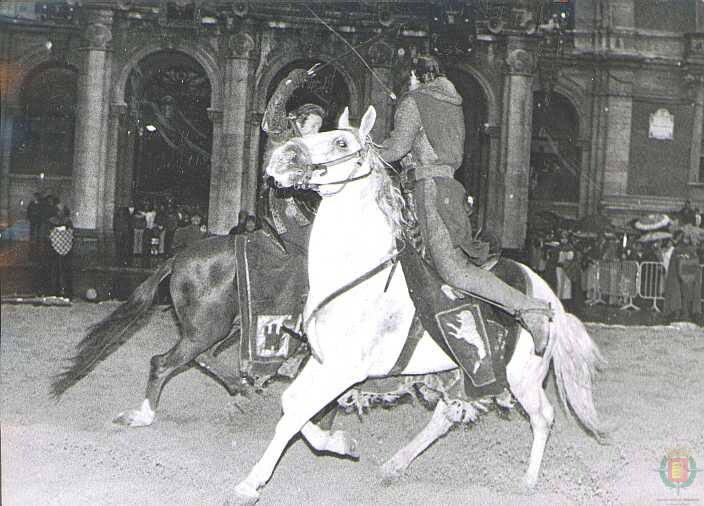 En 1975, el Ayuntamiento vallisoletano agasajaba con un espectacular festejo en la Plaza Mayor a la Corporación sevillana, invitada de honor en la jornada dedicada a las ferias de España