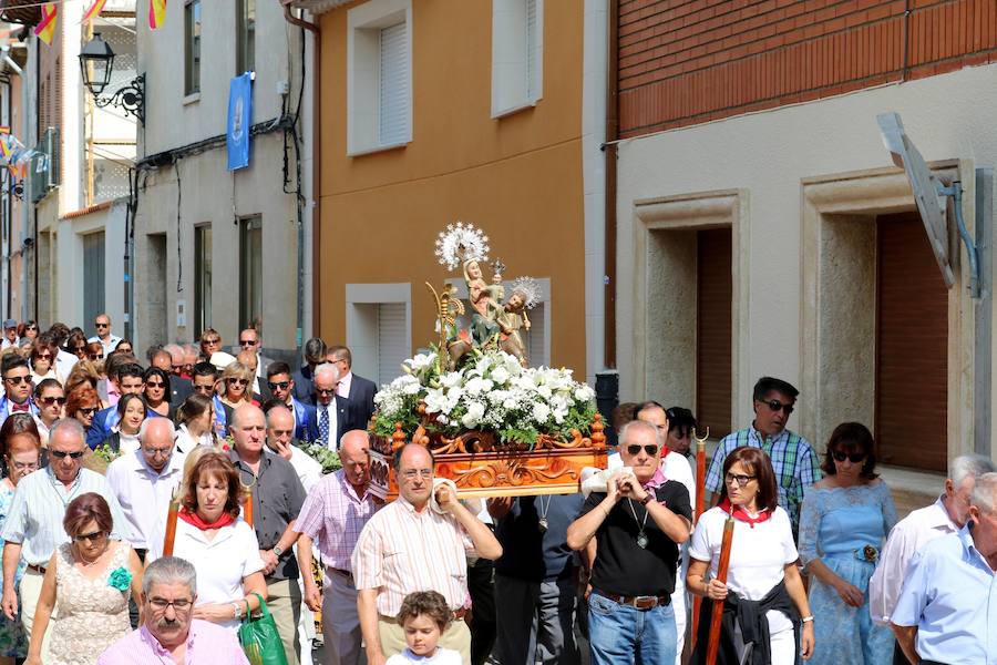 Los baltanasiegos procesionando a la Virgen de Revilla. 