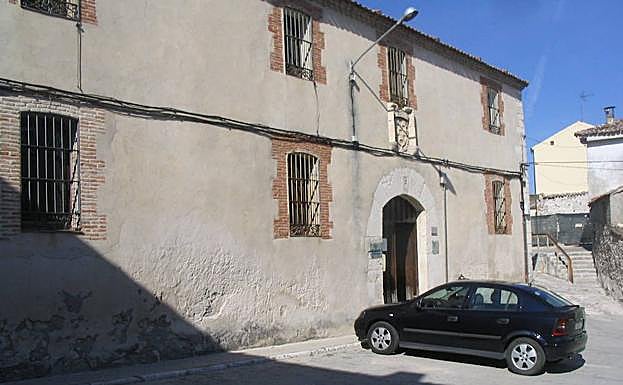 Edificio que alberga el centro de educación de adultos de Cuéllar. 
