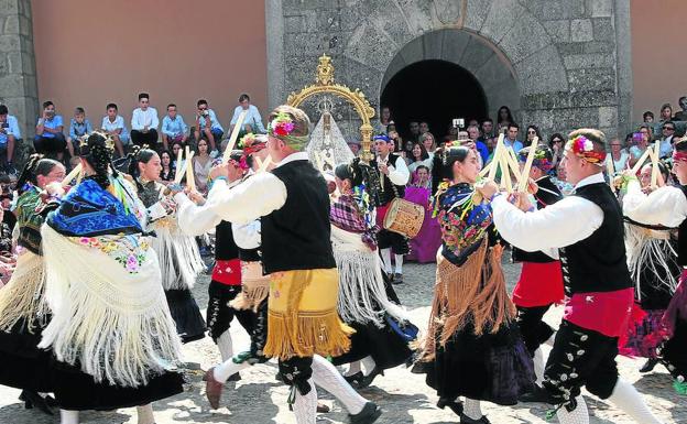 Tanto chicos como chicas bailaron los paleos ante la Virgen y la multitud de público asistente. 