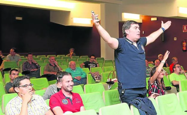 Alberto Villegas levanta los brazos, en la asamblea del pasado jueves del Deportivo Palencia.