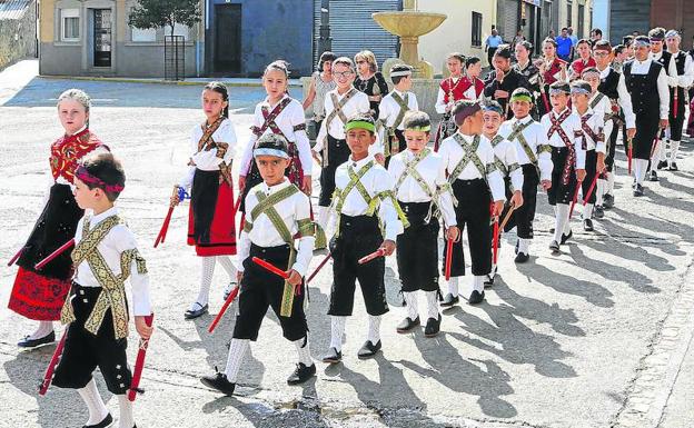 Niños y jóvenes que ayer ofrecieron sus bailes a Nuestra Señora del Carrascal en Cespedosa de Tormes, durante la procesión hacia la iglesia. 