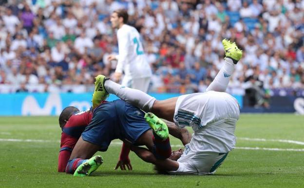 El madridista Marcelo, en el momento de golpear a Lerma. 