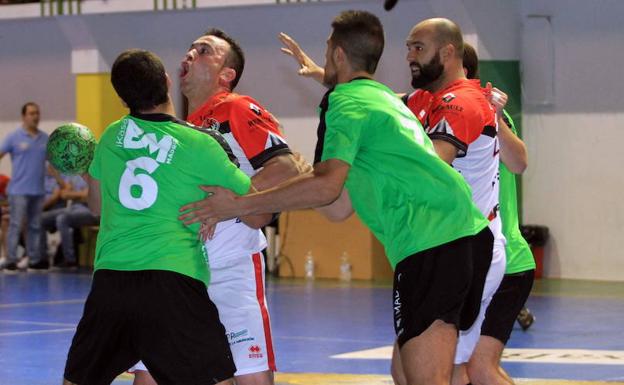 Carlos Villagrán es agarrado por dos defensores durante un partido de pretemporada.