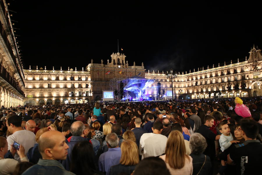 Salamanca disfruta de sus fiestas con pasacalles y del concierto de Antonio Orozco